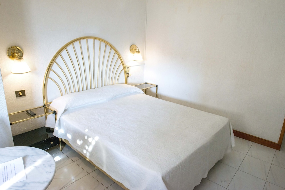 Basic Double Room photo 3
