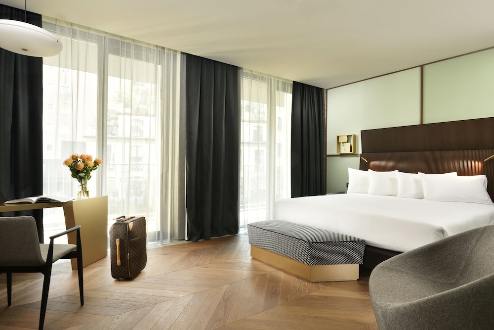 Club Double Room, City View (with 1 Rollaway Bed)