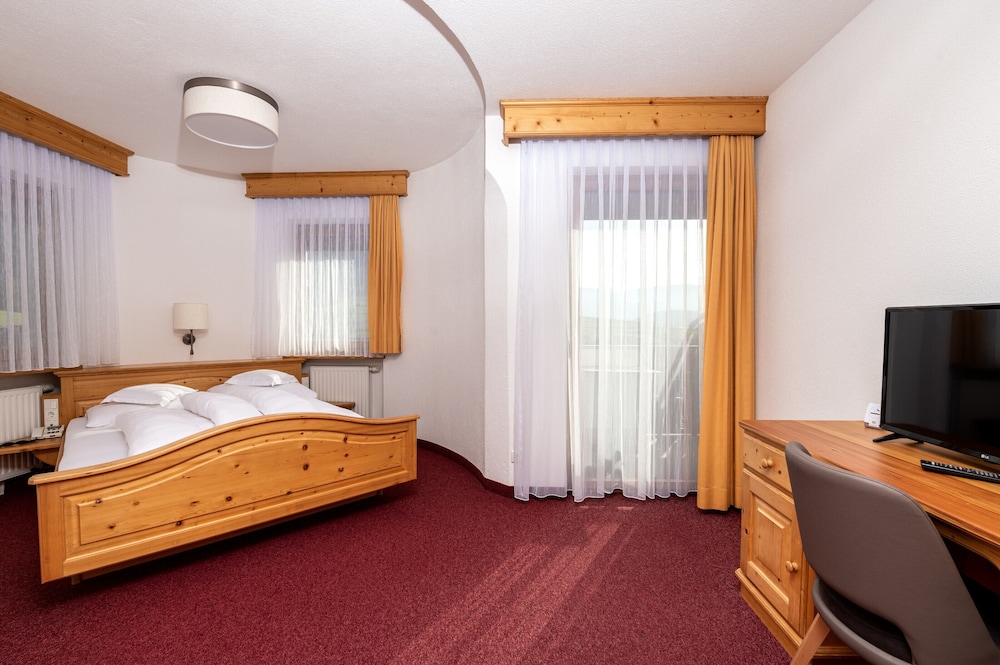 Double Room, 1 King Bed, Non Smoking photo 3