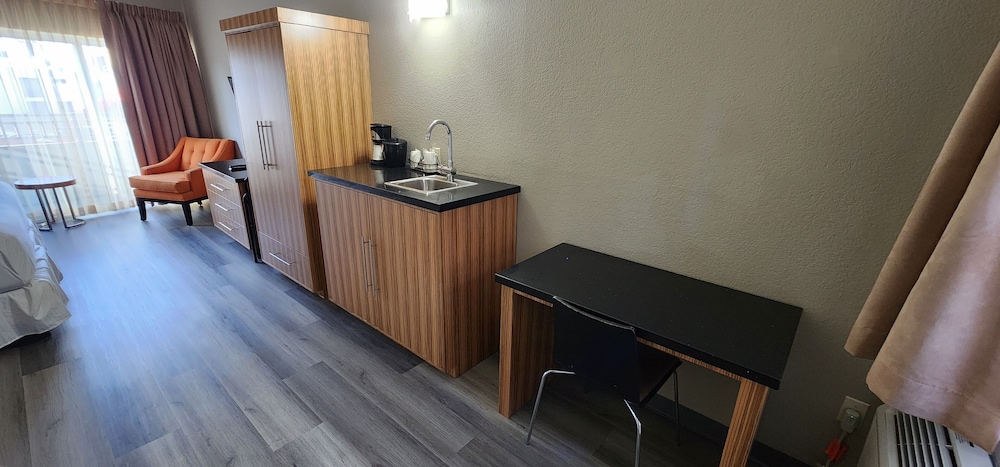 Deluxe Room, 1 King Bed, Balcony - Photo 4