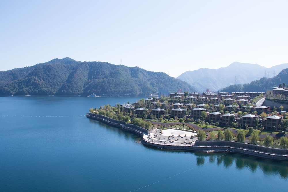 1 King 1 Bedroom Captain Suite Living Area Lake View