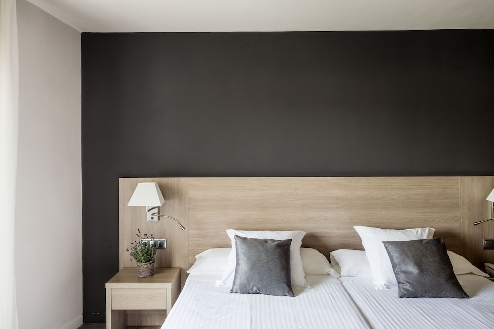 Executive Double Room With Balcony - Photo 2