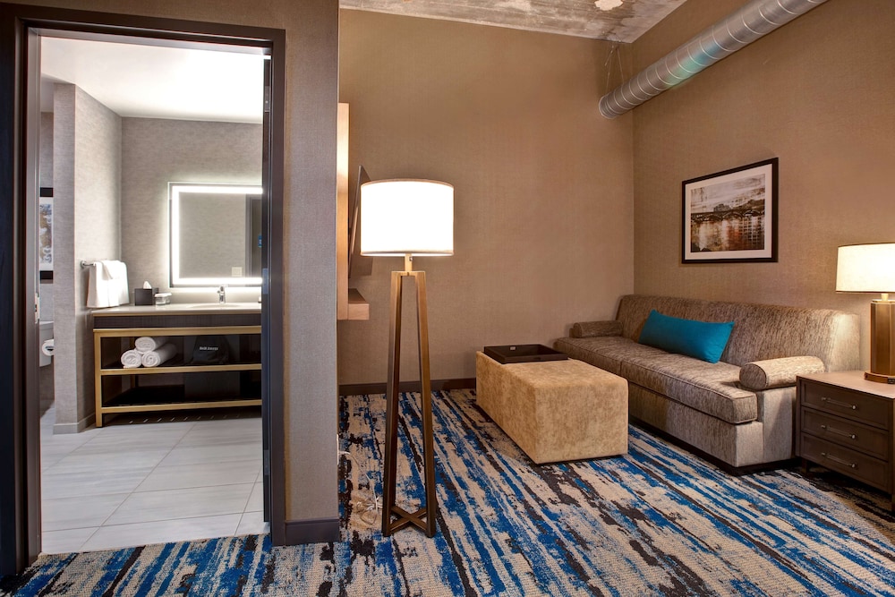 Embassy Suites By Hilton Rockford Riverfront, Photo 2