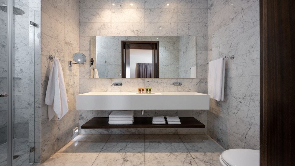 Suite, 1 King Bed, Jetted Tub, City View thumbnail 5
