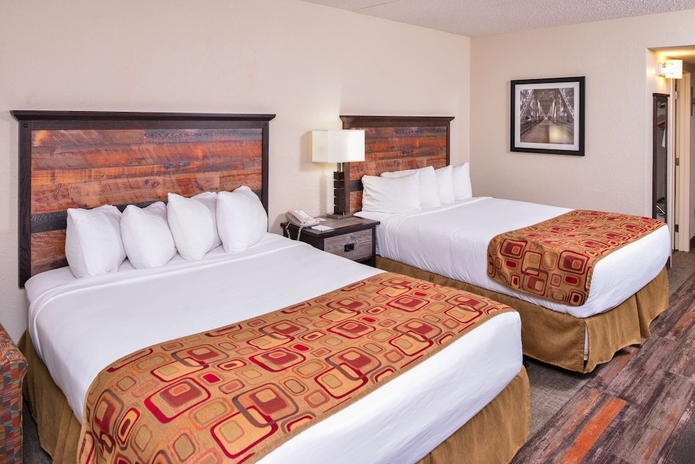 Standard Room, 2 Queen Beds, Balcony, Poolside - Photo 2