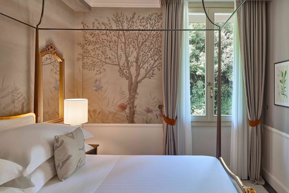 Junior Suite, 1 King Bed, Garden View