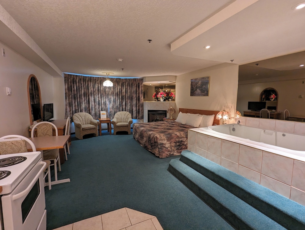 Deluxe Room, 1 Queen Bed, Kitchen (Spa Tub)