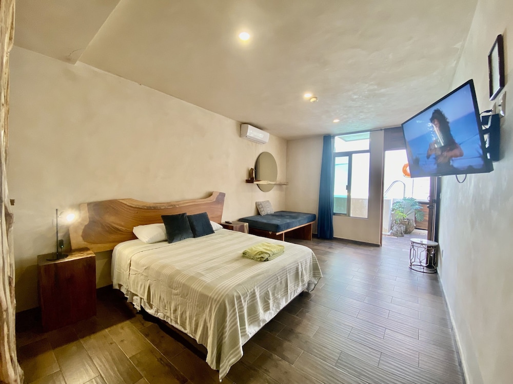 Chambre, 1 grand lit et 1 canapé-lit, salle de bains attenante, vue piscine