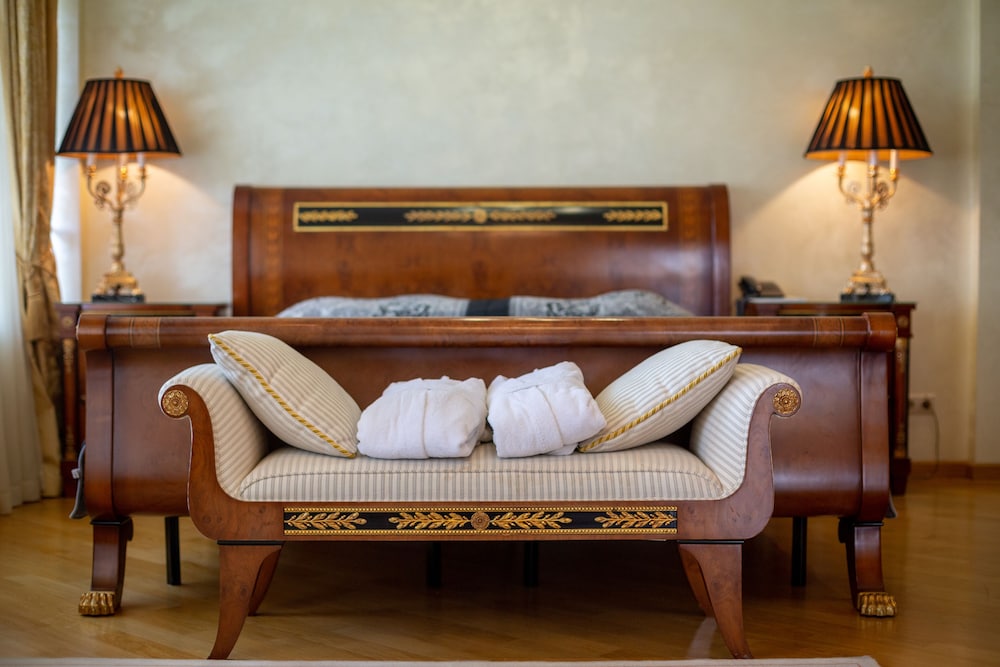 Business Suite, 1 King Bed photo 1