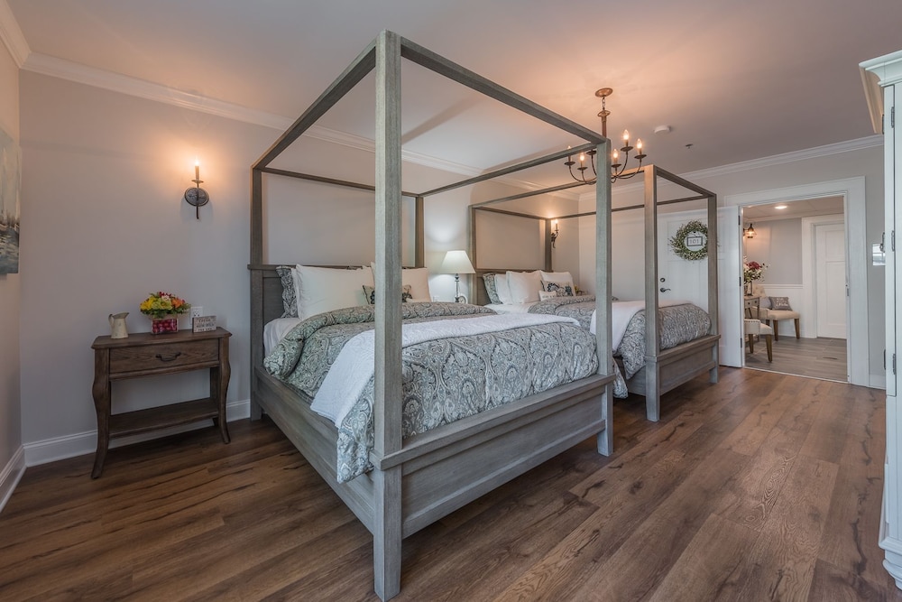 Room, 2 Queen Beds, Soaking Tub photo 2