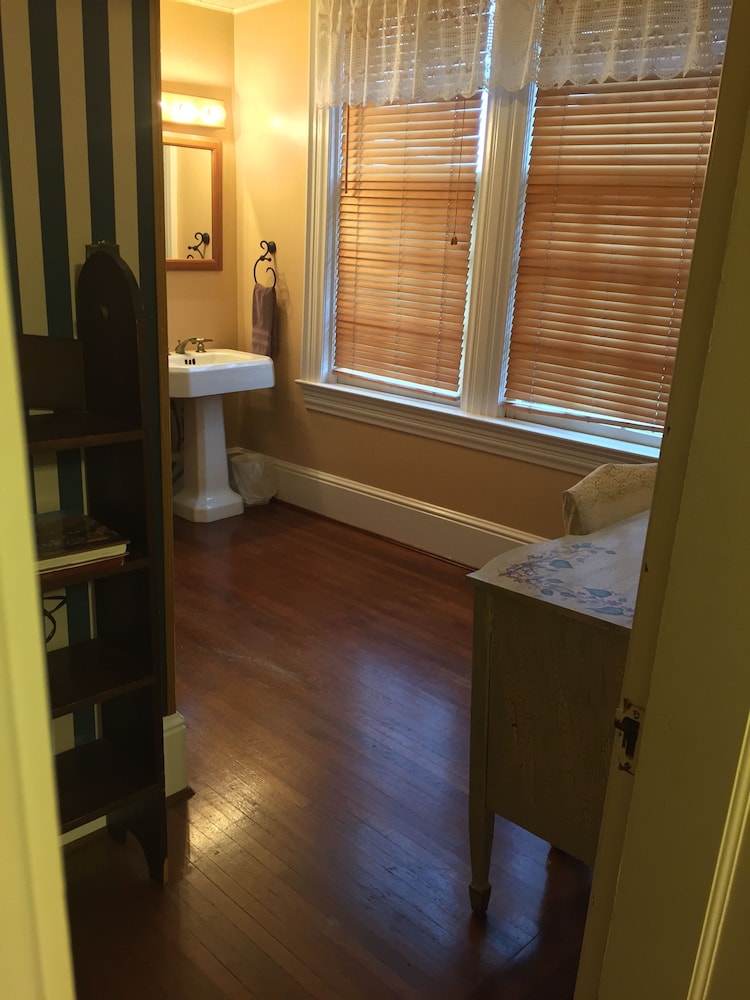 Standard Double Room, 1 Queen Bed, Private Bathroom photo 2