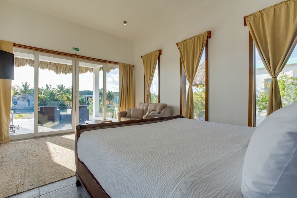 Deluxe Studio, 1 King Bed, Private Pool