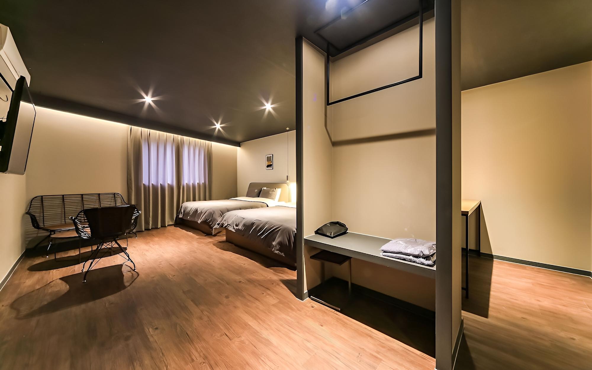 Room (VIP Twin (Free Netflix Watching (Bath) - Photo 1
