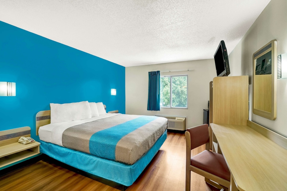 Standard Room, 1 King Bed, Non Smoking photo 1