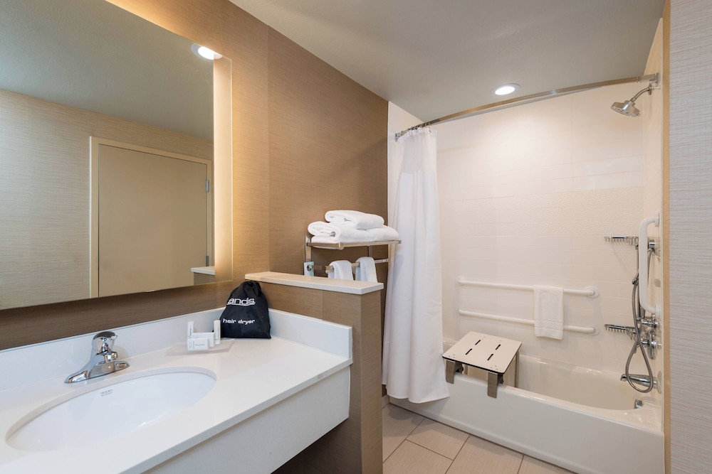 Room, 2 Queen Beds (Mobility Accessible, Tub) photo 3