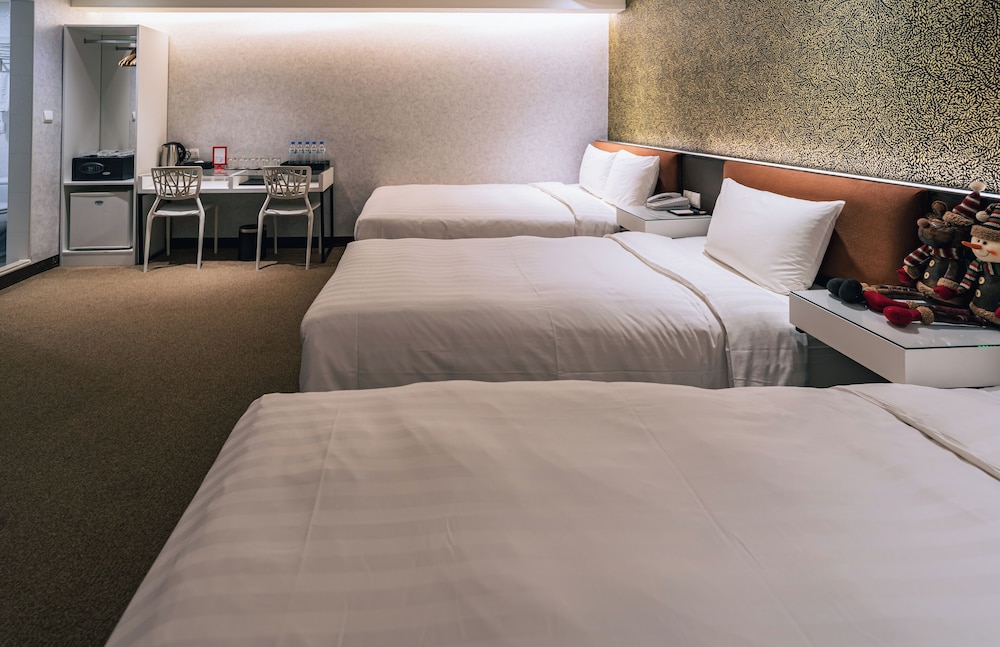 Grand Room, Multiple Beds, Non Smoking, No Windows