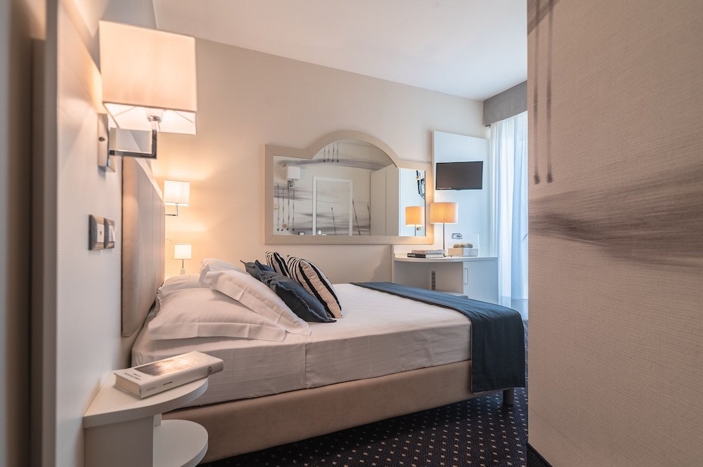 Classic Double Room Single Use, Partial Sea View