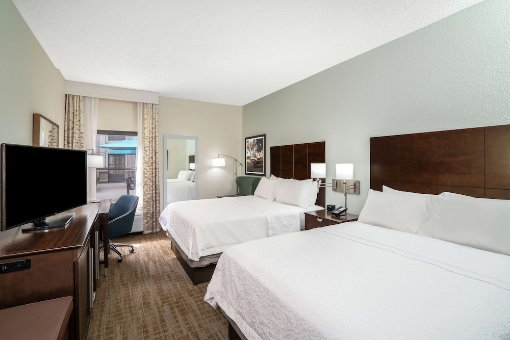 Room, 2 Queen Beds, Accessible, Bathtub (Pool View) photo 2
