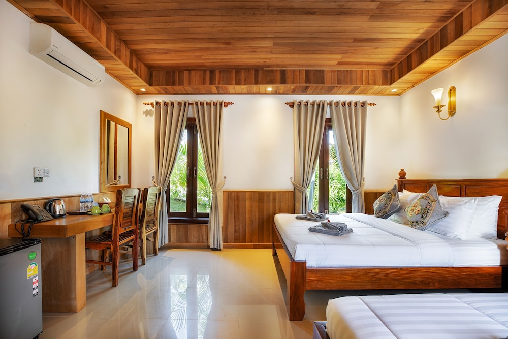 Family Room, Multiple Beds, Balcony, Mountain View - Photo 2