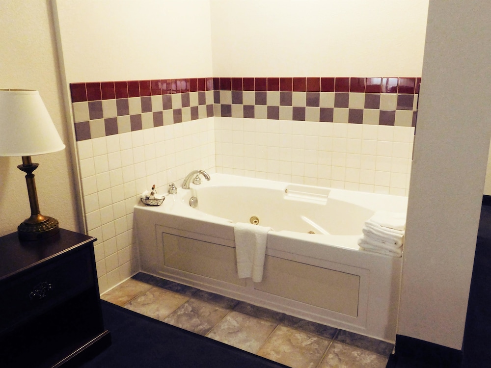 Suite, 1 King Bed, Non Smoking, Jetted Tub photo 3