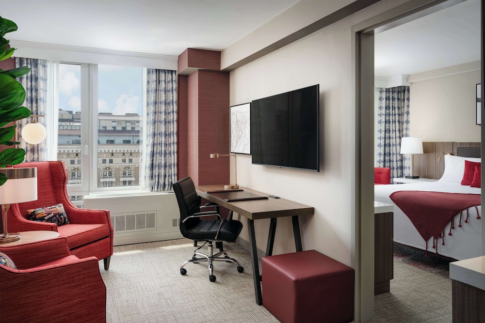 Suite, 1 King Bed, Accessible, Bathtub (Mobility)
