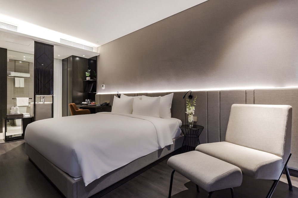 Deluxe Double Room, Partial Sea View - Photo 4