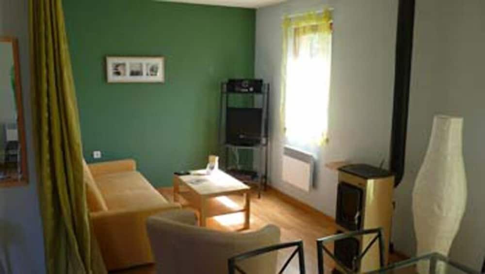 House, 2 Bedrooms photo 3