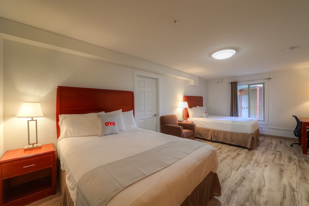 Room, 2 Queen Beds - Photo 5
