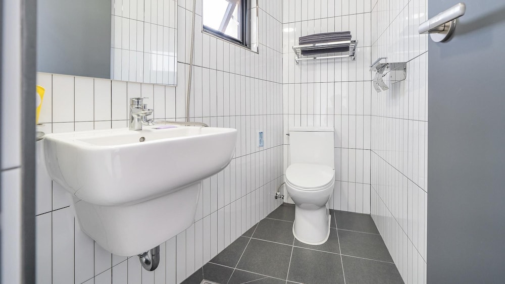 Basic Room, 1 Bedroom (201) - Photo 2