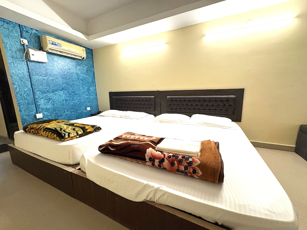 Superior Triple Room, City View photo 2