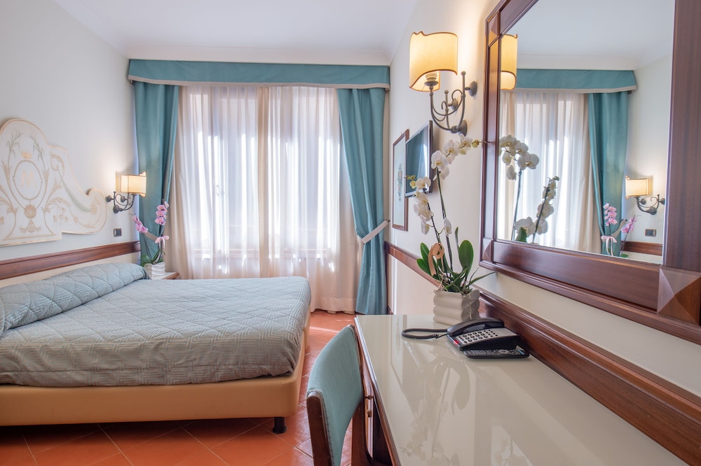 Suite, Hot Tub, Partial Sea View