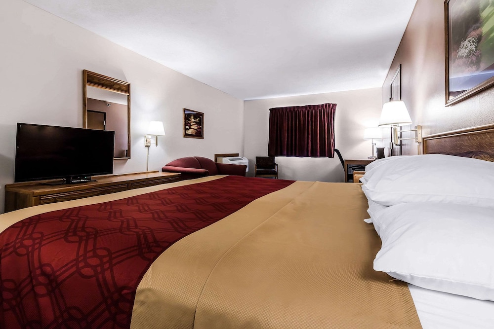 Standard Room, 1 Queen Bed, Non Smoking - Photo 2