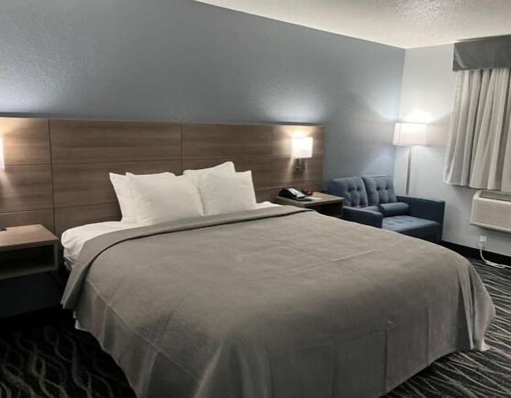 Standard Room, 1 King Bed, Non Smoking photo 3