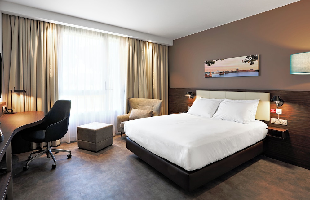 Premium Room, 1 Queen Bed, Refrigerator - Photo 1