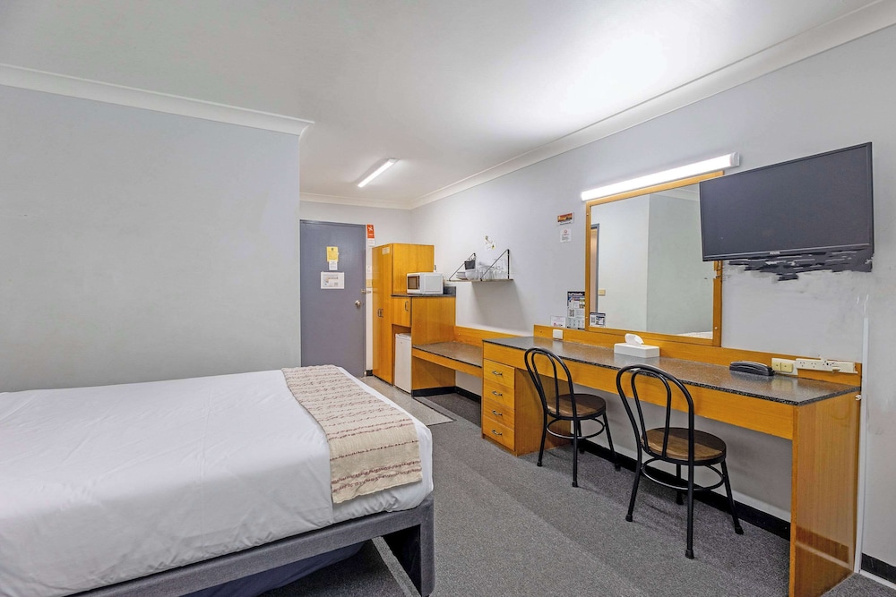 Standard Room, Multiple Beds, Non Smoking photo 2