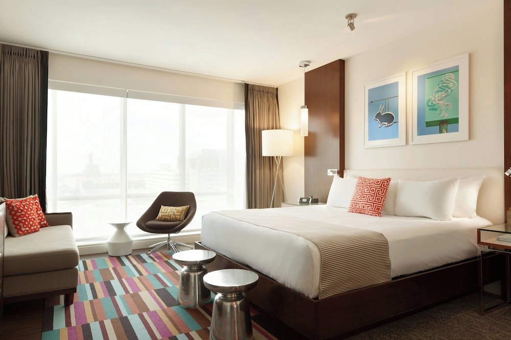 Executive Room, 1 King Bed, City View (Corner)