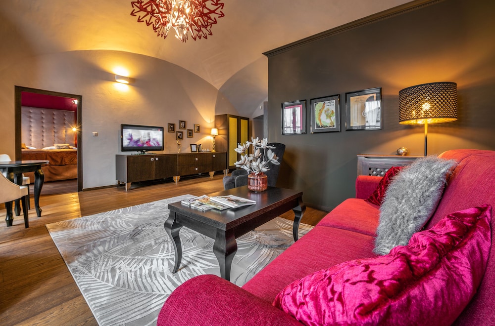 Jesephine Baker apartment photo 1