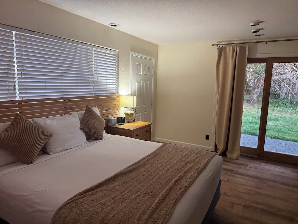 Deluxe Room, 1 King Bed, Refrigerator & Microwave photo 1