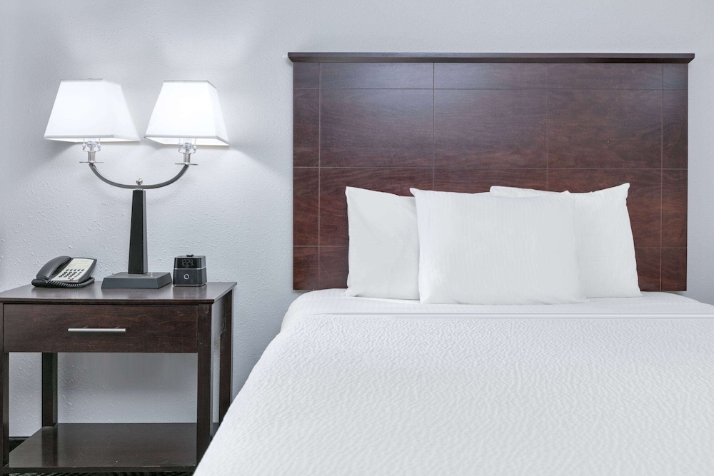 Room, 2 Queen Beds, Accessible, Non Smoking (Roll-In Shower) - Photo 6