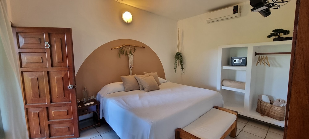 Standard Room, 1 King Bed, Garden View photo 1
