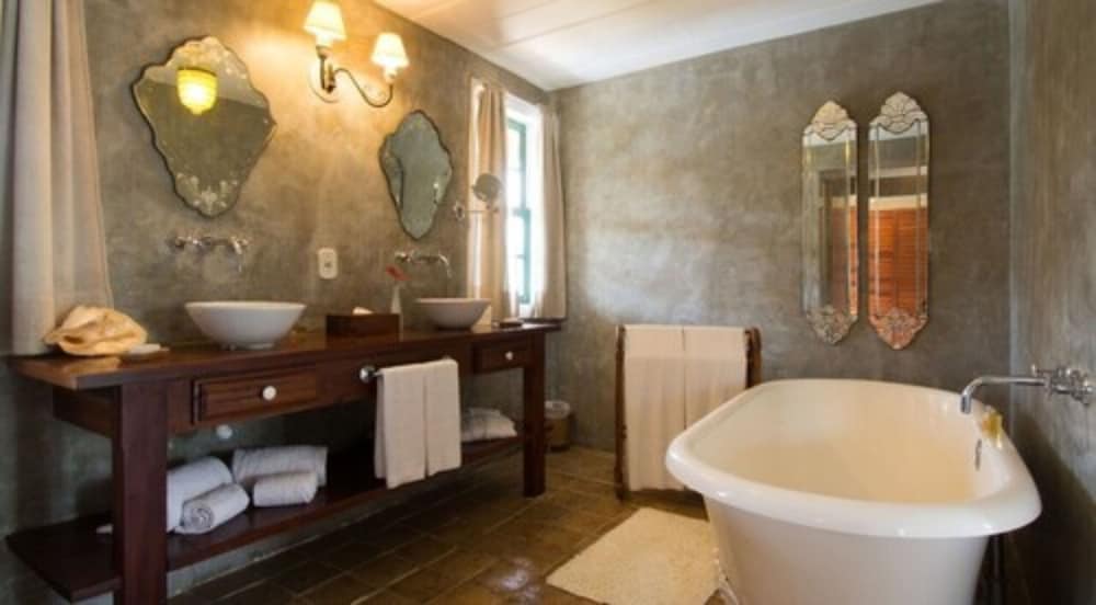Premier Suite, 1 King Bed, Hot Tub, Mezzanine photo 3