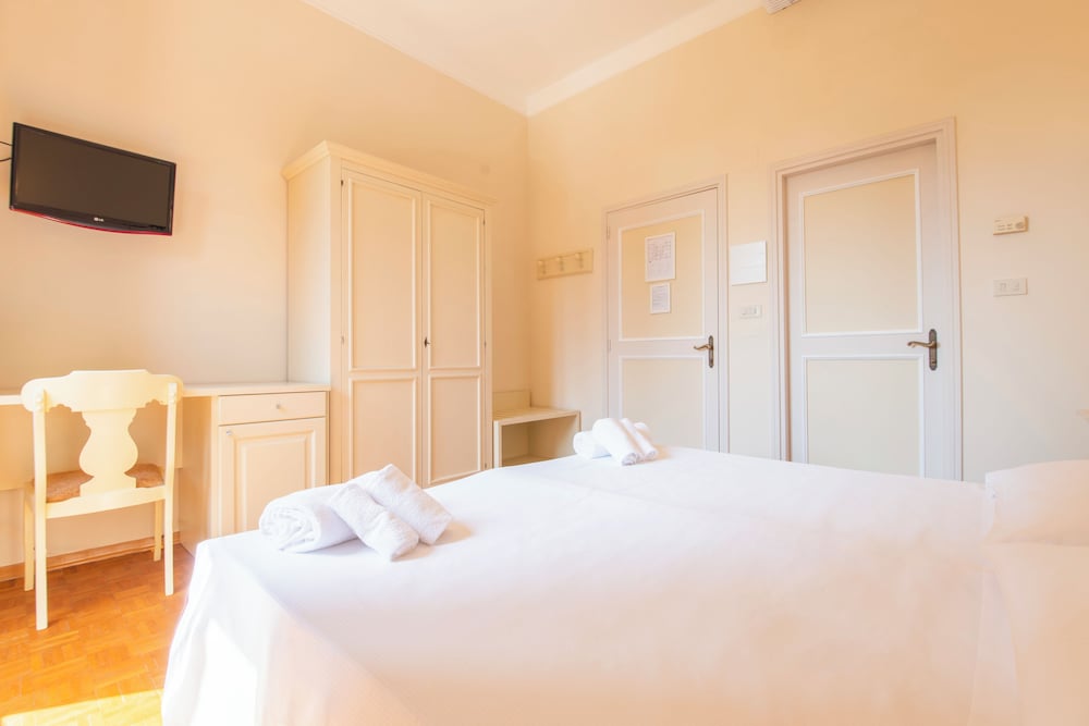 Double Room - Photo 11