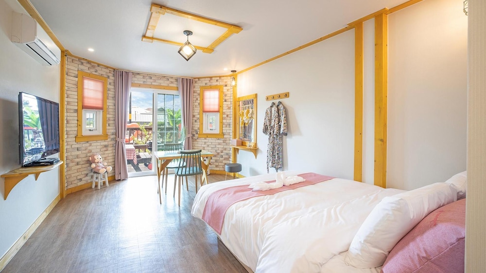Basic Room, 1 Bedroom (203(with Pet,1st floor)) - Photo 1