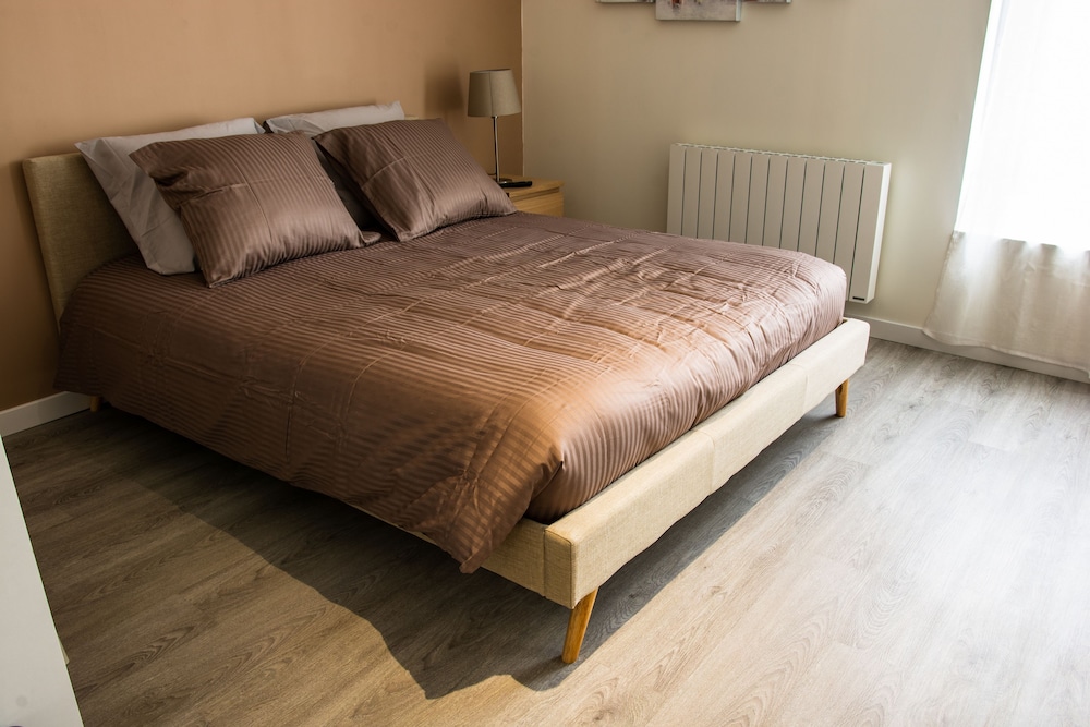 Double Room (Beige)