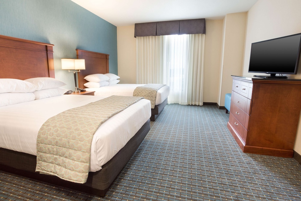 Deluxe Room, 2 Queen Beds, Accessible, Refrigerator & Microwave (Hearing, Tub, Upper Floor) photo 3
