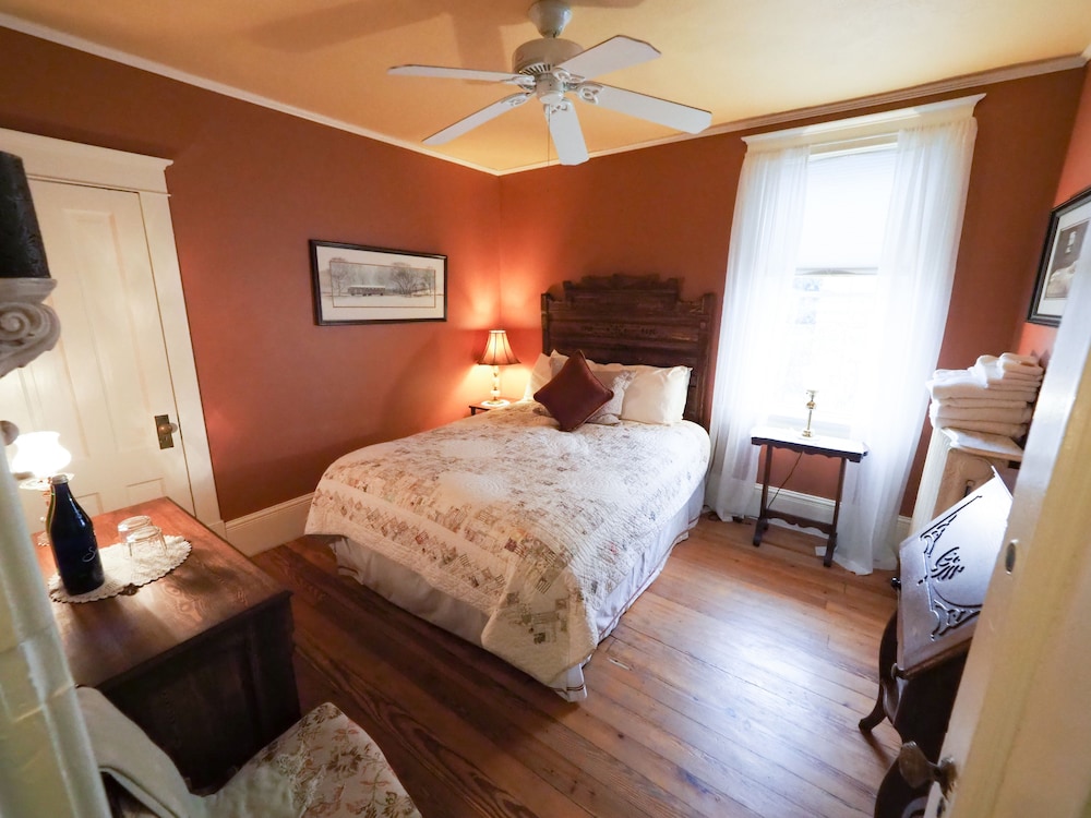 Queen Bed & Private Bath Just Steps Outside Room, Full Gourmet Breakfast, Plush Robes photo 1