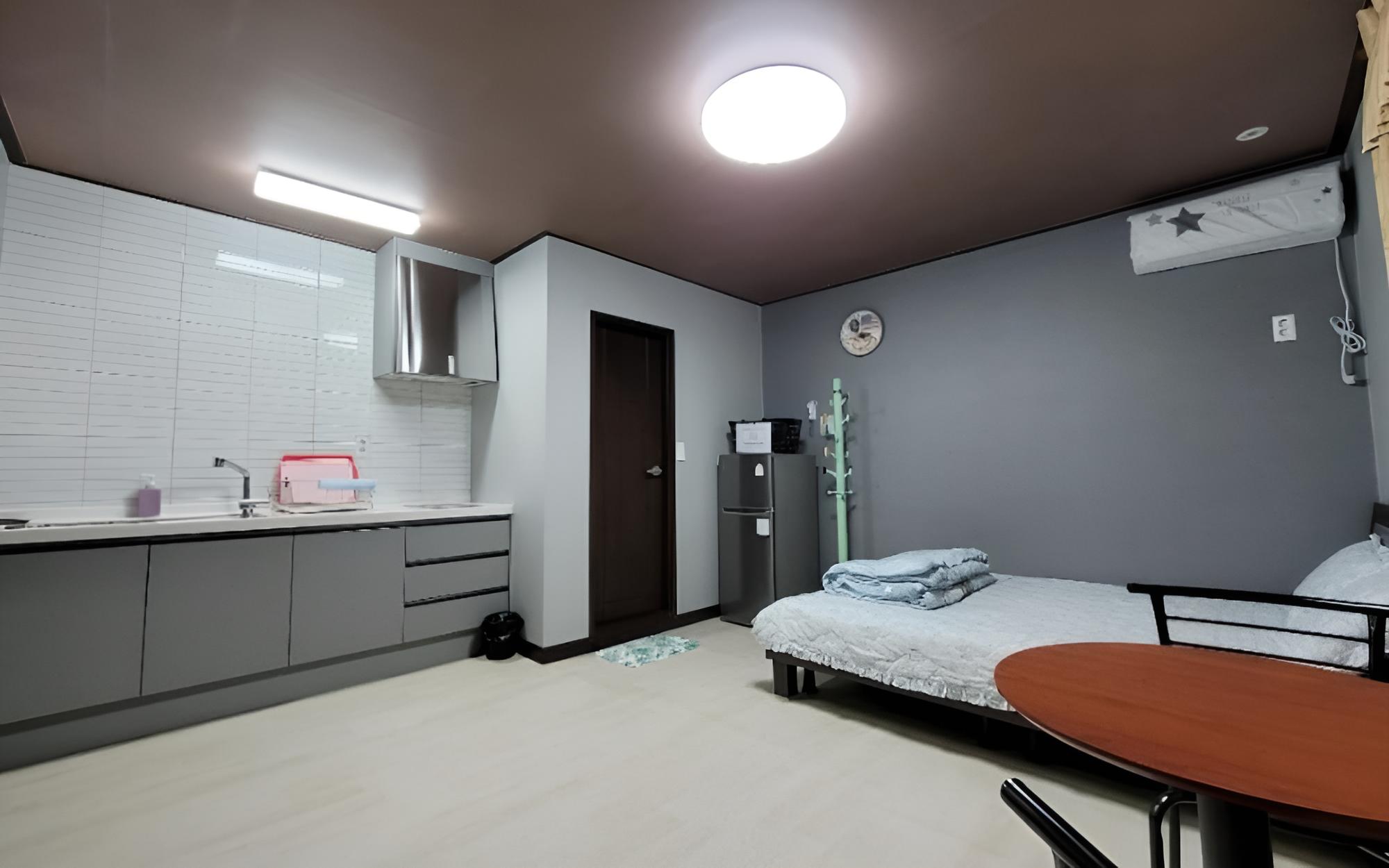 Room (Building A Room 202 (Bed Room) Pet Al) photo 2