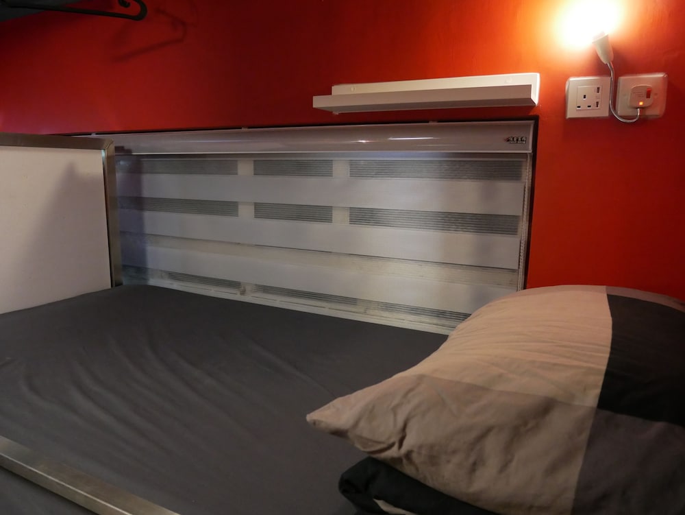 6 Person Female Dormitory (Shared Bathroom) photo 3