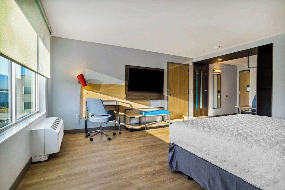 Room, 1 King Bed, Accessible, Bathtub (Mobility & Hearing) photo 3