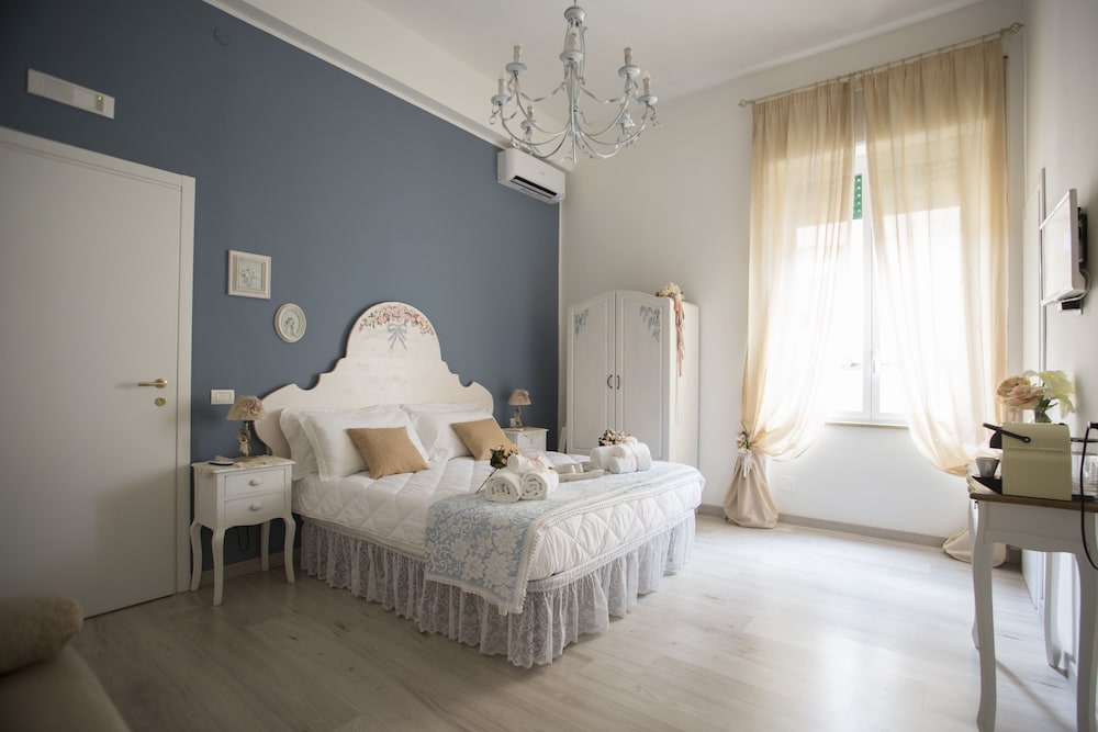 Superior Studio Suite, City View (Rose)